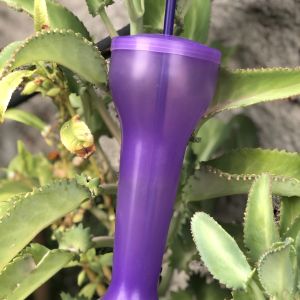 Copo com tampa e canudo